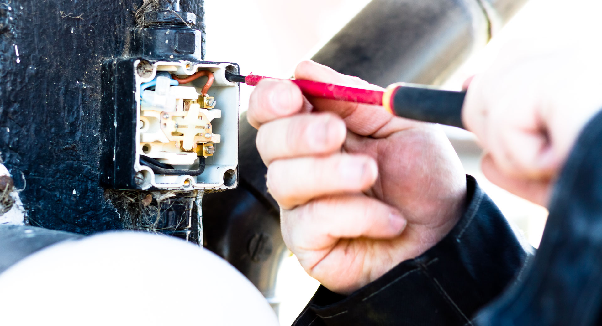 Det skal handle om mit nye hus i dag, hvor jeg har fået hjælp af en dygtig elektriker, som holder til her i Valby. Læs med.